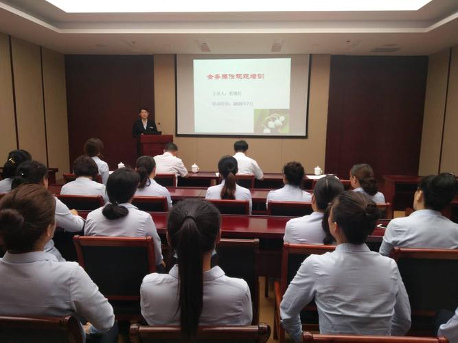 国际饭店会务服务部杜晓红老师进行了专题课堂讲座,并通过文字,图片